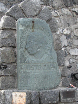 Het echte Coppi monument op de Stelvio