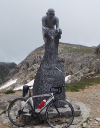 Pantani monument op de top van de Fauniera
