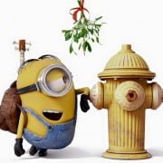 Minion met brandkraan onder de maretak